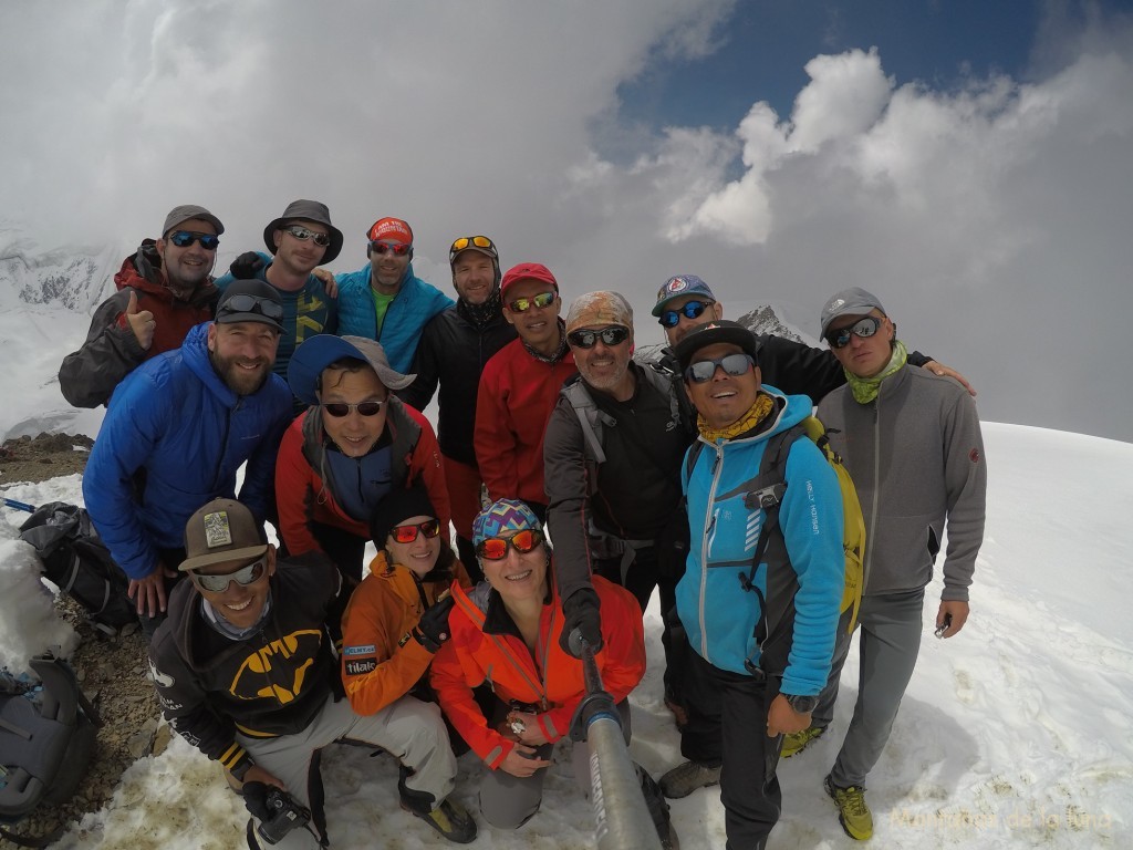 Cima del pico Yukhin, 5.075 mts., de izquierda a derecha y arriba a abajo: Joaquín, Hans, Elan, Javi, Ray, Luis, Dimitri, guia, Dima, Tom, Stephen, guia, Teresa e Iveta